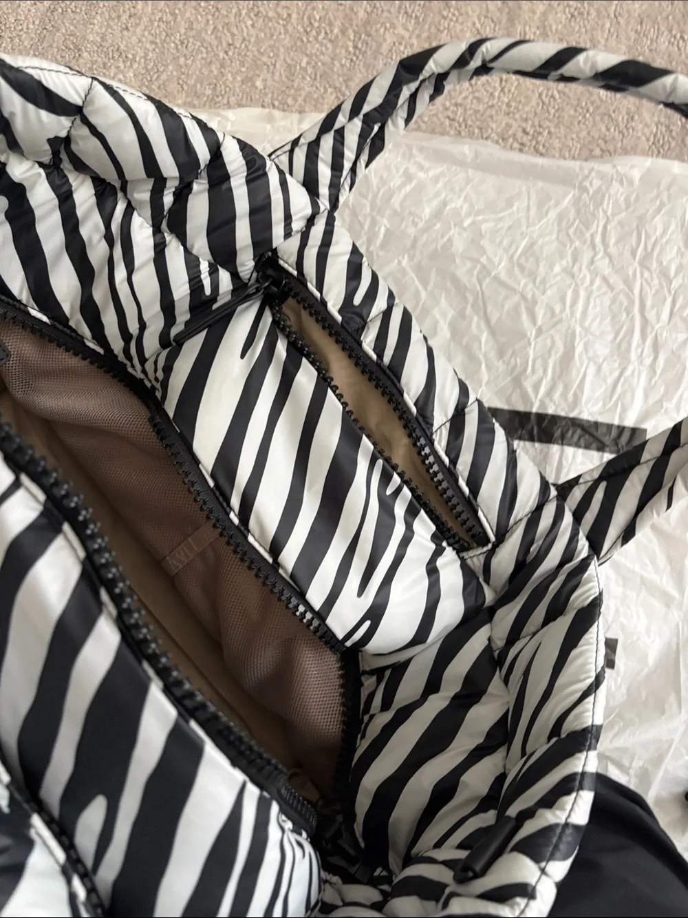 Vee collectives Berlin quilted tote zebra- medium